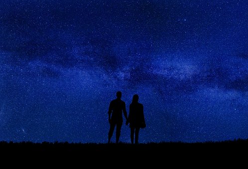 夜空を見上げるカップル