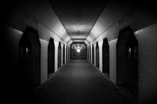 暗く長いトンネル